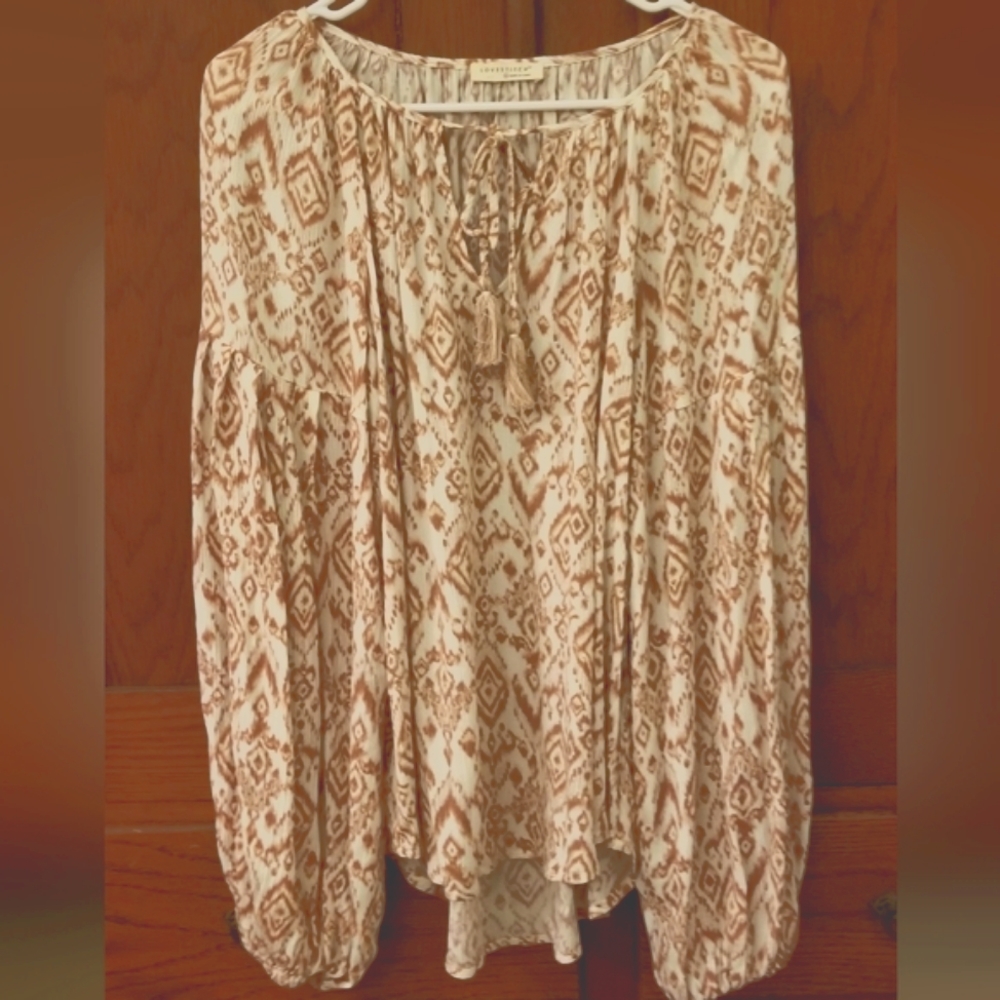 NWOT Love Stitch. Gorgeous flowy blouse with billowy sleeves. Women's S.
